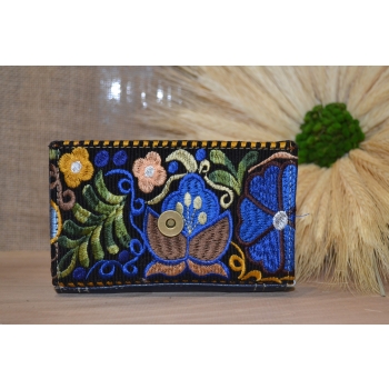 Portfel mały skórzany ciemnoniebieski z kwiatowym kolorowym haftem .